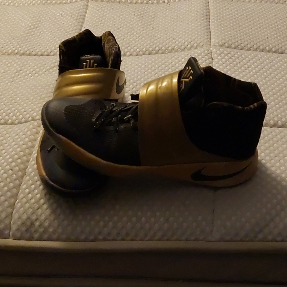 Shoes - Picture 3 of 4